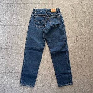 dark wash levi’s 550